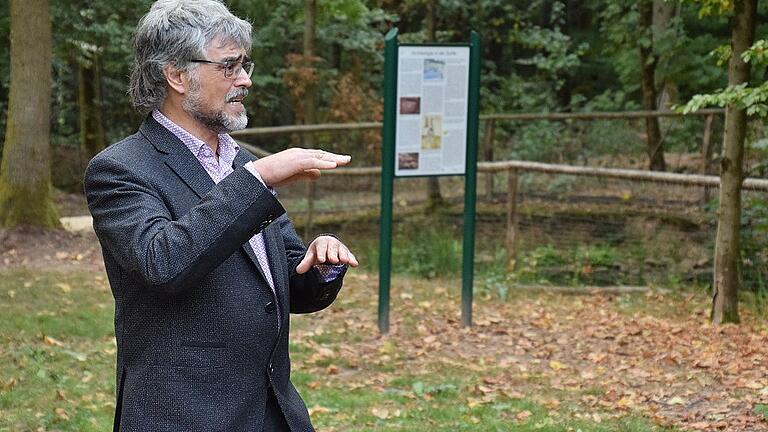 Grabungsleiter Harald Roßmanitz spricht auf dem Ausgrabungsgelände über Kloster Einsiedel, seine Geschichte und die Präsentation der Ausgrabung. Grabungsleiter Harald Roßmanitz spricht auf dem Ausgrabungsgelände über Kloster Einsiedel, seine Geschichte und die Präsentation der Ausgrabung.