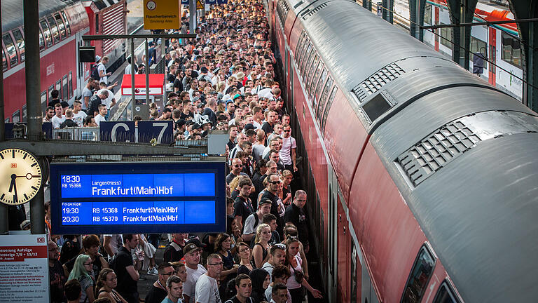 Voller Bahnsteig im Frankfurter Hauptbahnhof. Am Dienstag kommt es zu einem Krisentreffen der Bahn-Spitze mit Bundesverkehrsminister Andreas Scheuer.&nbsp;