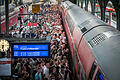 Voller Bahnsteig im Frankfurter Hauptbahnhof. Am Dienstag kommt es zu einem Krisentreffen der Bahn-Spitze mit Bundesverkehrsminister Andreas Scheuer.&nbsp;