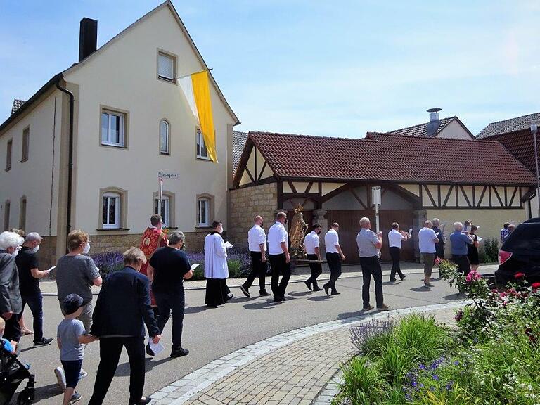 An die Festandacht mit Pfarrer Eugen Daigeler schloss sich eine Prozession mit der historischen Kiliansfigur und der Reliquie durch das Dorf an – mit der Bitte um den Segen des Ortspatrons für alle Bewohner.&nbsp;