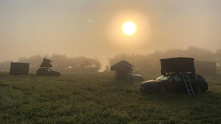 Auf einem Feld über dem Ahrtal wohnen derzeit die Dachzeltnomaden mit ihren Autos und den Dachzelten.&nbsp;