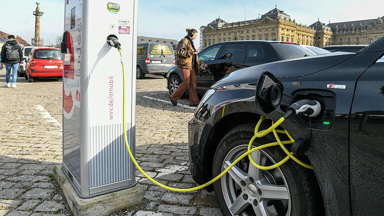 Schlecht für die Umwelt: Strom ist an Ladesäulen mittlerweile so teuer, dass Autos mit Sprit-Motoren wieder attraktiv geworden sind. Hier ein Bild vom Residenzplatz in Würzburg.