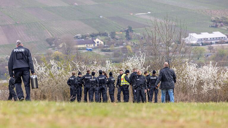 Intensiv suchten Polizisten im Frühjahr 2024 nach Beweisen in dem Mordfall von 1999 auch zwischen Raststätte Würzburg und dem Stadtteil Heuchelhof.