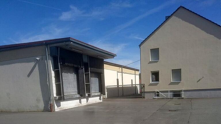 Nahezu menschenleer, nichts los: So zeigt sich in diesen Tagen der Skandal-Schlachthof in Tauberbischofsheim. Und das, obwohl eine Betriebsgenehmigung vorliegt. Die Aufnahme entstand am Dienstagmittag.