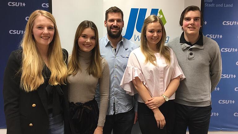 Im Bild (von links) die ehemalige JU-Kreisvorsitzende Johanna Groß, Verena Bauhuber, neuer JU-Kreisvorsitzender Felix Noe, Rena Schimmer und Simon Zschau. Im Bild (von links) die ehemalige JU-Kreisvorsitzende Johanna Groß, Verena Bauhuber, neuer JU-Kreisvorsitzender Felix Noe, Rena Schimmer und Simon Zschau.