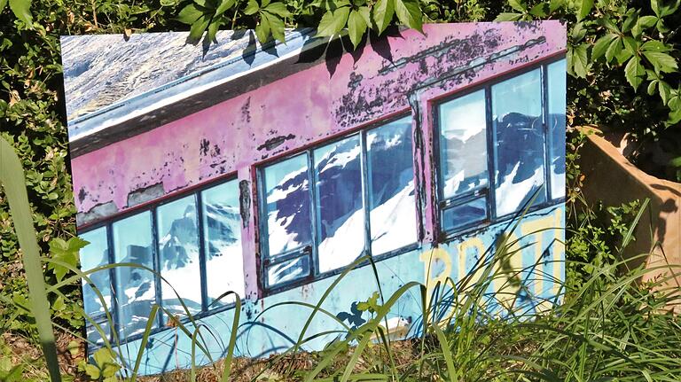 Keine Fotomontage, sondern original ist dieses Foto von Hans-Joachim Hummel von einem Gebäudeteil, in dessen Fenster sich ein Gletscher spiegelt.