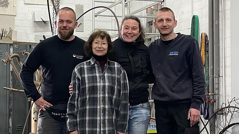 Das Bild zeigt (von links) Leon Meier, Angelika Summa, Sophia Hagmaier und Kevin Gaus.