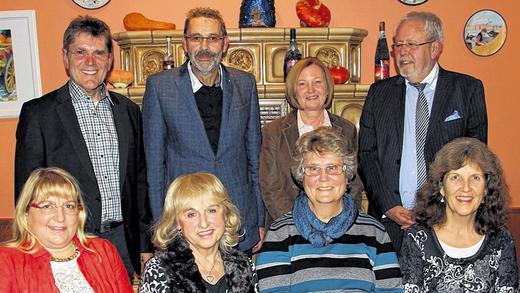 Preisverleihung mit den anwesenden vorne platzierten Preisträgern v.l.n.r. sitzend Utta Will (2. Gartenwettbewerb), Irene Dürr (3. Kleiner Blumenschmuck), Barbara Backmund (3. Gartenwettbewerb), Sieglinde Winter (3. Großer Blumenschmuck), stehend Vorsitzender Burkard Löffler, Walter Will, Ursula Zinke (1. Gartenwettbewerb) und Bürgermeister Rainer Kinzkofer.