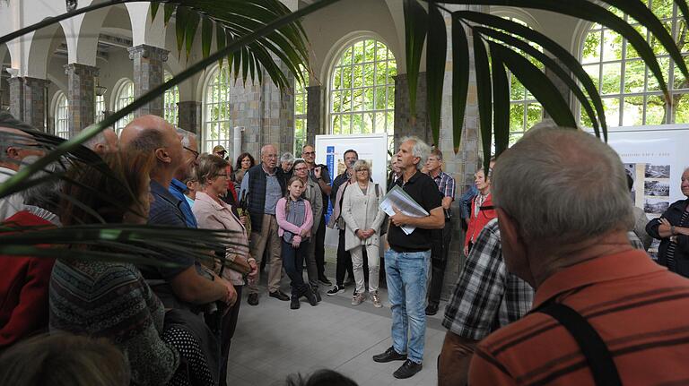 Erwin Full vom Staatlichen Bauamt führte durch die zu ihrer Bauzeit besonders fortschrittliche Wandelhalle.