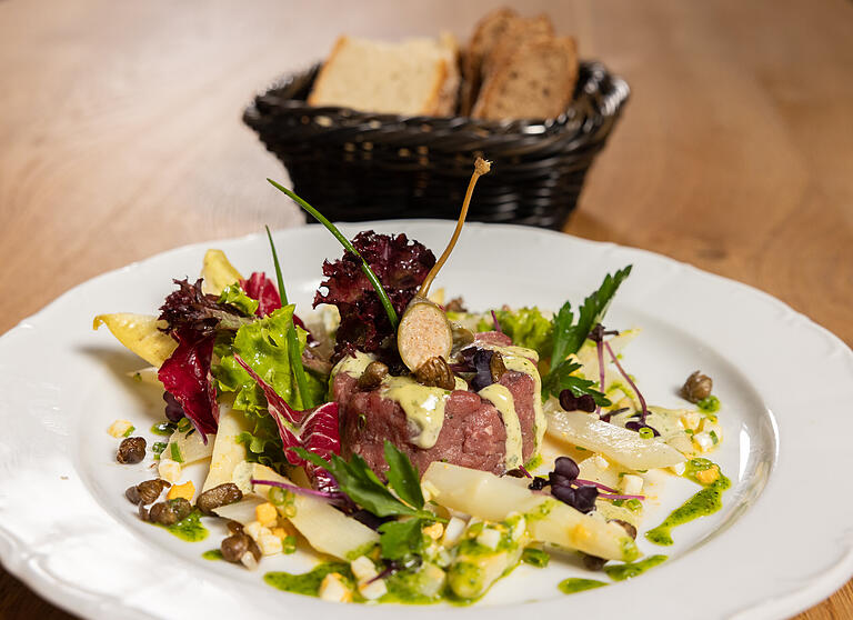 Eines der Gerichte, die zum Start des 'Zehnthofs' auf der Karte stehen: Tatar von fränkischen Weiderind an Spargelsalat.