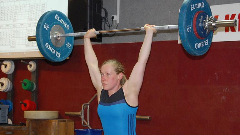 Sophia Schramm von der Hebergemeinschaft Kitzingen/Würzburg steigerte ihre persönlichje Bestmarke im Stoßen auf 72 Kilogramm.