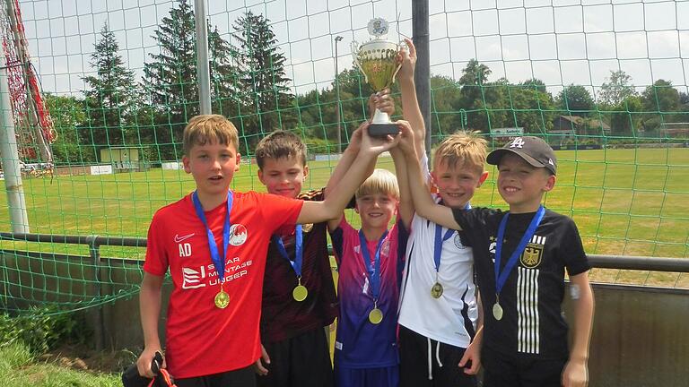 Die Sieger des Fußballturniers: 'Die Supermannschaft' mit Anton, Ben, Josef, Oskar und Hannes. Die Sieger des Fußballturniers: 'Die Supermannschaft' mit Anton, Ben, Josef, Oskar und Hannes.