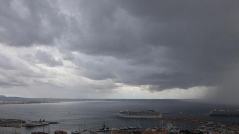 Wetter auf Mallorca       -  Heftige Regenfälle verursachten am frühen Montagmorgen Überschwemmungen auf der balearischen Insel Mallorca.