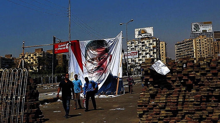 Ausbruch der Gewalt: Mursi-Anhänger auf einer blockierten Straße in Kairo nach den blutigen Auseinandersetzungen vom Wochenende. DPA