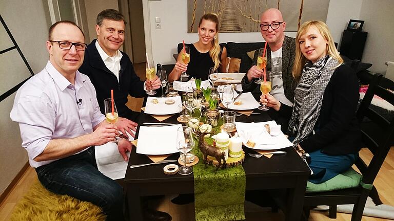 Das perfekte Dinner       -  Diese fünf Franken wollen das perfekte Dinner kochen: (v.l) Kristian aus Margetshöchheim, Bernhard aus Randersacker, Sarah aus Würzburg, Lutz aus Oberickelsheim und Anne-Kathrin aus Waldbüttelbrunn sind diese Woche täglich um 19 Uhr auf VOX zu sehen.
