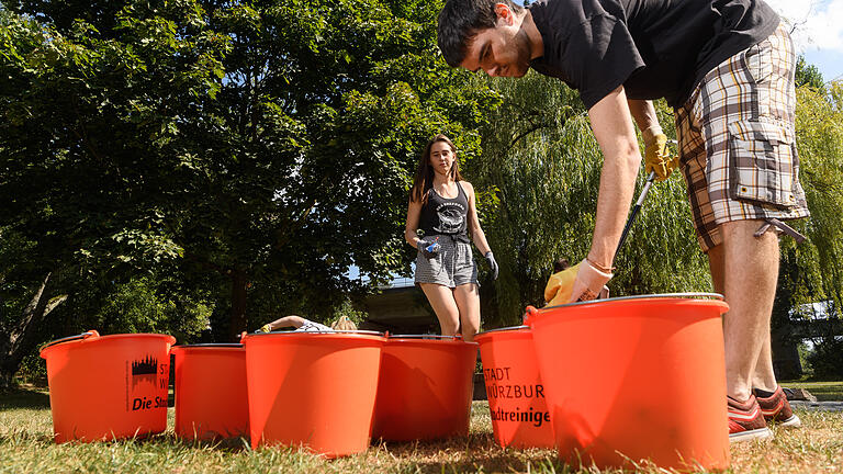 Rund 40 junge Menschen trafen sich am Samstag am Graf-Luckner-Weiher zum 'Beach-Cleanup'.