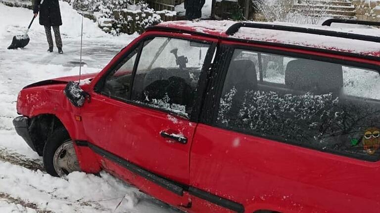 Aufgrund nicht angepasster Geschwindigkeit bei winterlichen Straßenverhältnissen kam dieser dieses Auto am Freitag bei Kirchlauter von der Fahrbahn ab und rutsche gegen einen Baum.