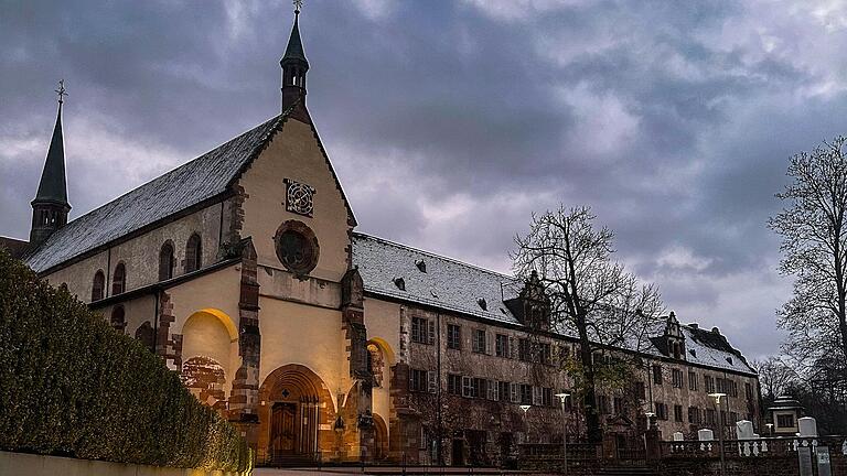 Bei der Winterabendführung am Freitag, 31. Januar, lernen die Teilnehmerinnen und Teilnehmer die winterliche Klosteranlage Bronnbach von ihrer ruhigen Seite kennen.