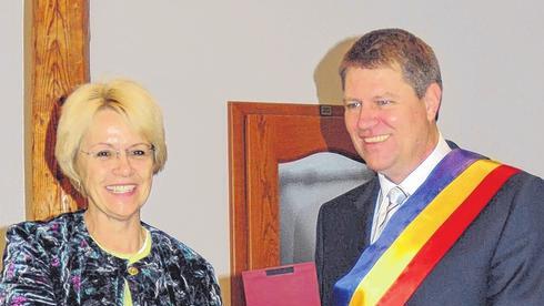 Seit langem befreundet: Susanne Kastner und der neue rumänische Staatspräsident Klaus Johannis. Als Bundestagsvizepräsidentin wurde sie im Jahr 2008 (im Bild) von Hermannstadts Bürgermeister mit der Ehrenbürgerschaft ausgezeichnet.