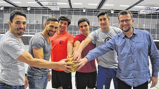 Sie sprechen eine Sprache: Harald (von links) und Emil Feuchtmann machten es möglich, dass Francisco Avaria, Matias Cabralet und Simón Aguilera aus Chile nach Bad Neustadt zum HSC kommen konnten, um hier mehr über den Sport zu lernen, den die Jungs so lieben: Handball. Für den stellvertretenden Vorsitzenden des HSC, Peter Hahn, war es selbstverständlich dies zu unterstützenund selbst als Gastvater zu fungieren.