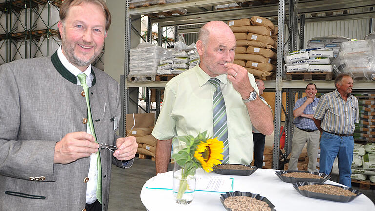 Bei der 10. land- und forstwirtschaftlichen Informationsfahrt durfte Landrat Eberhard Nuß (rechts) bei Busch Agrarhandel in Lindflur auch sogenannte Körnerdrogen wie Anis und Fenchel erschnuppern, während Firmenchef Peter Busch Details des Betriebes erläuterte. Foto: Wilma Wolf Bei der 10. land- und forstwirtschaftlichen Informationsfahrt durfte Landrat Eberhard Nuß (rechts) bei Busch Agrarhandel in Lindflur auch sogenannte Körnerdrogen wie Anis und Fenchel erschnuppern, während Firmenchef Peter Busch Details des Betriebes erläuterte. Foto: Wilma Wolf