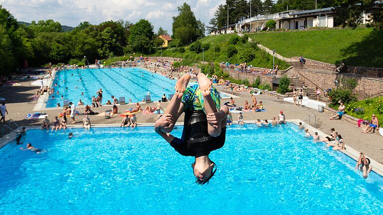 Kunststücke vom Sprungturm im Terrassenschwimmbad in Bad Kissingen. Kunststücke vom Sprungturm im Terrassenschwimmbad in Bad Kissingen.