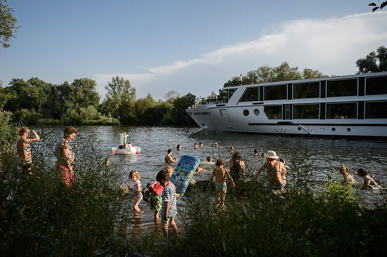 Ein Flusskreuzfahrtschiff passiert die Sanderau in Würzburg.