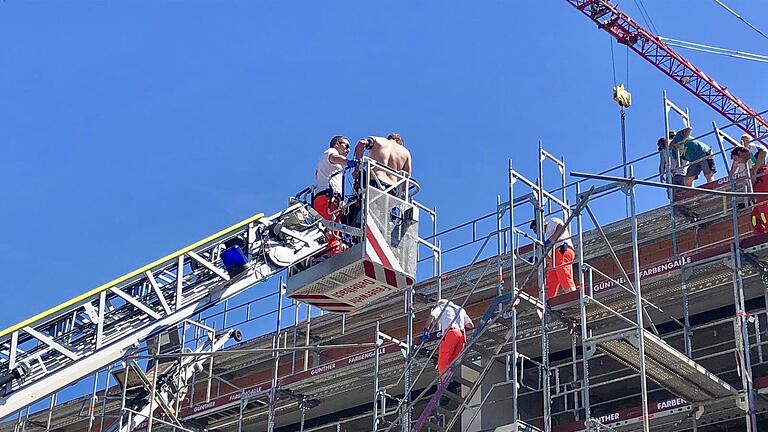 Rettung vom Dach in Münsterschwarzach: Am Dienstag wurde ein Bauarbeiter mit Unterstützung der Feuerwehr von einem Dach auf der Baustelle des Egbert-Gymnasiums gerettet, nachdem er dort einen Kreislaufkollaps erlitten hatte.