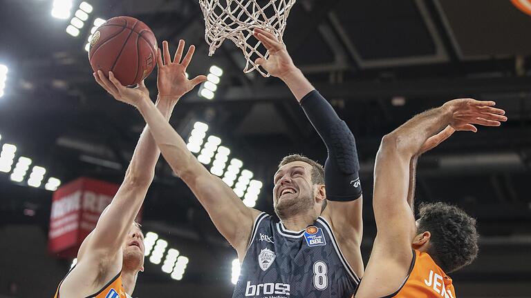 Johannes Richter, der sich hier gegen die Ulmer Seth Hinrichs (links) und Grant Jerrett durchsetzt, machte einen Schritt nach vorne in der bisherigen Saison.