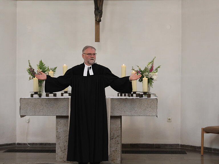 Bei seinem ersten Gottesdienst in der Christuskirche stellte sich der neue Pfarrer, durch die Choronaauflagen bedingt, nur einem kleinen Teil der Gemeinde vor.