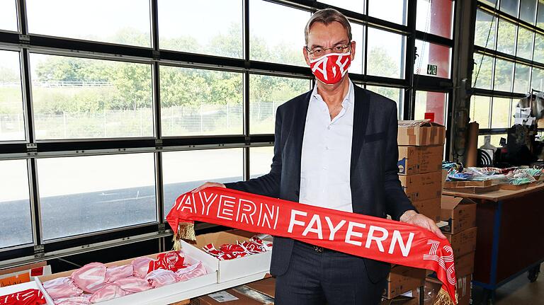 Die Näherei Michel in Königsberg stellt aus alten FC Bayern-Fanschals Gesichtsmasken her. Inhaber Markus Belte präsentiert hier den 'Rohstoff' und trägt selbst das fertige Produkt.. Die Näherei Michel in Königsberg stellt aus alten FC Bayern-Fanschals Gesichtsmasken her. Inhaber Markus Belte präsentiert hier den 'Rohstoff' und trägt selbst das fertige Produkt..