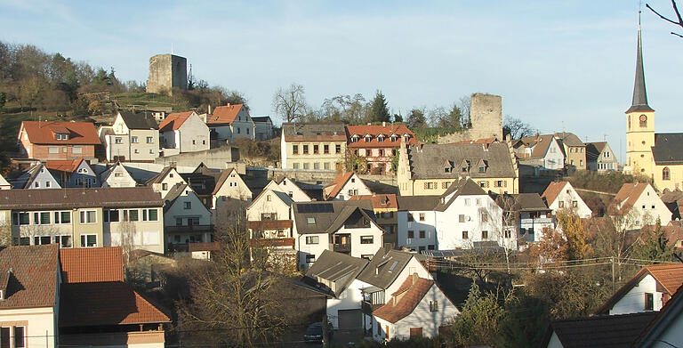 Die beiden Turmstümpfe der romanischen Burgruine und der Echter-Turm der Kirche St. Ägidius überragen den Stadtteil Laudenbach. Die beiden Turmstümpfe der romanischen Burgruine und der Echter-Turm der Kirche St. Ägidius überragen den Stadtteil Laudenbach.