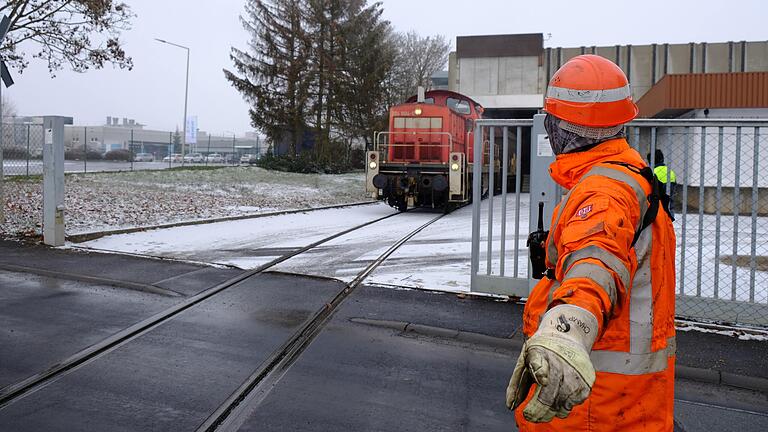 Werktägliches Ritual: Der private Bahnanschluss der BSH Hausgeräte in der Industriestraße in Bad Neustadt wird gut genutzt. Bis zu fünf Waggons mit Staubsaugern werden täglich auf Schienen verschickt.