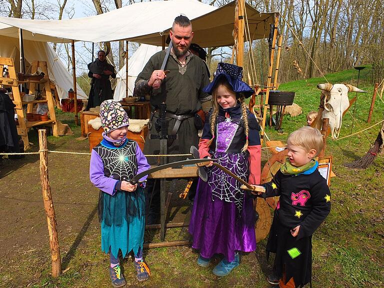 Beim Hexenfest in Gaukönigshofen ließen sich (von links) Emma, Lotta und Franz von Marco die Waffen erklären mit denen im Mittelalter gekämpft wurde. Beim Hexenfest in Gaukönigshofen ließen sich (von links) Emma, Lotta und Franz von Marco die Waffen erklären mit denen im Mittelalter gekämpft wurde.