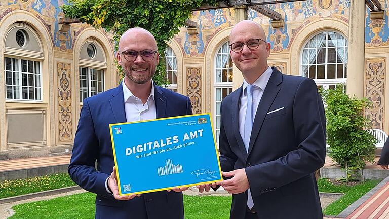 Staatsminister Fabian Mehring (links) mit Bad Kissingens Oberbürgermeister Dirk Vogel bei der Übergabe der Plakette 'Digitales Amt' am 21. Oktober 2024       -  Staatsminister Fabian Mehring (links) mit Bad Kissingens Oberbürgermeister Dirk Vogel bei der Übergabe der Plakette 'Digitales Amt' am 21. Oktober 2024