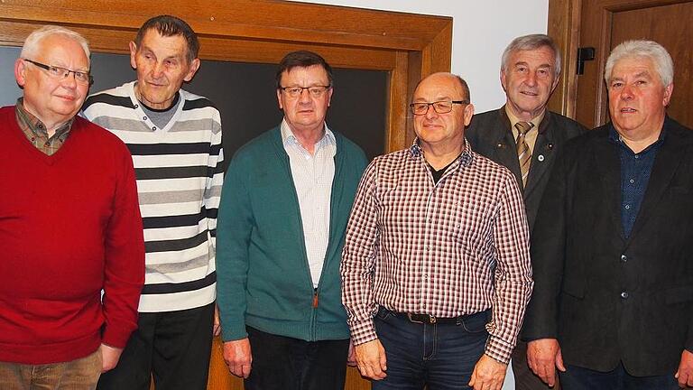 Vorsitzender Robert Drescher und der stellvertretende Bezirksvorsitzende Paul Heuler (von rechts) gratulierten den Jubilaren im Verein für Gartenbau und Landespflege Zeuzleben: Paul König, Eugen Voit (scheidender Kassier nach 26 Jahren), Josef Fuchs und Emil König. Vorsitzender Robert Drescher und der stellvertretende Bezirksvorsitzende Paul Heuler (von rechts) gratulierten den Jubilaren im Verein für Gartenbau und Landespflege Zeuzleben: Paul König, Eugen Voit (scheidender Kassier nach 26 Jahren), Josef Fuchs und Emil König.