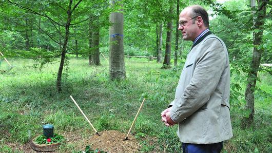 So sieht eine Ruhestätte im Ruheforst Maintal aus. Die biologisch abbaubare Urne wird in einer Tiefe von 90 bis 100 cm beigesetzt. Einen dauerhaften Blumenschmuck abzulegen, ist nicht möglich. Es kann aber eine Namenstafel am Baum angebracht werden, sagte der Betreiber Achim Graf von Beust (im Bild).