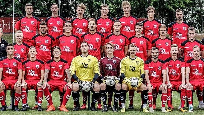 Der TSV Aubstadt in der Saison 2018/19: Daniel Leicht (hinten von links), Patrick Kirsten, Jona Köhler, Daniel Fürst, Steffen Behr, Lukas Barthelmes, Steffen Schmidt sowie Torwarttrainer Holger Pecat (Mitte von links), Betreuer Peter Grunau, Jens Trunk, Michael Dellinger, Christian Köttler, Julian Grell, Julius Benkenstein, Julius Büttner, Dominik Grader, Philipp Kleinhenz, Trainer Josef Francic, Co-Trainer Waios Dinudis und Vorsitzender Herbert Köhler (vorne von links), stellvertretender Vorsitzender Gerd Schöppach, Michael Kraus, Markus Thomann, Ingo Feser, Christian Mack, Johannes Sturm, Felix Reusch, Christoph Schmidt, David Bauer, Max Schebak, Physiotherapeut Matthias Barthelmes und Spartenleiter Günter Schirling. Es fehlen Martin Thomann und Sascha Bäcker.