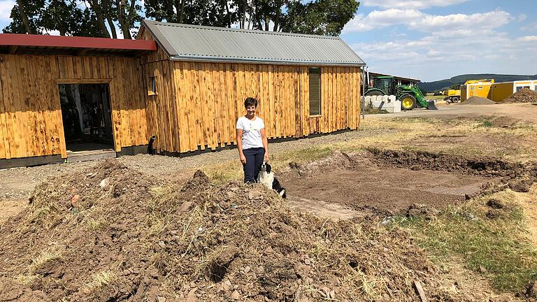 Noch gibt es jede Menge zu tun rund um den Treffpunkt Kindergarten, an dem Heidi Geßner mit ihrem Hund Jenny steht.