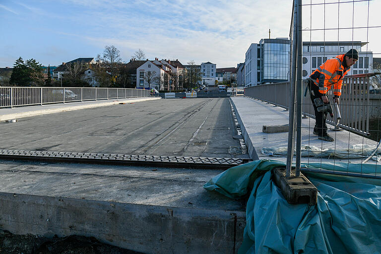 Der Neubau der Siligmüllerbrücke im unteren Frauenland in Würzburg ist schon fast fertig. Wenn die Witterung es erlaubt, stehen bald die Asphaltarbeiten der Deckschicht&nbsp;an.