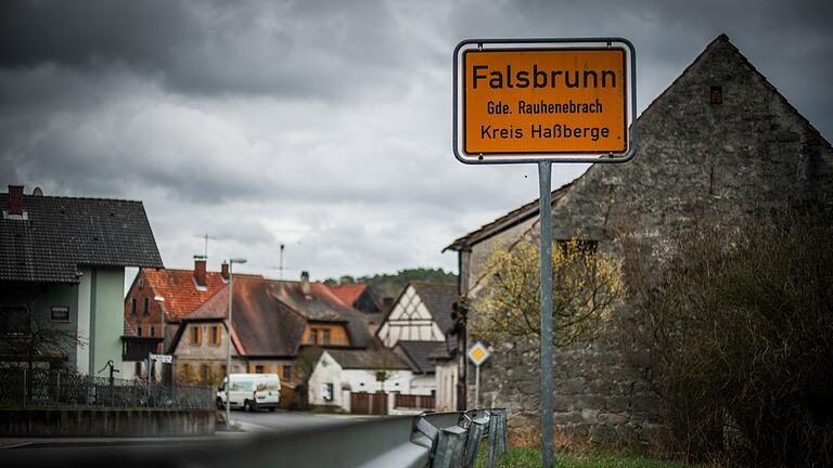 Ein mutmaßlicher Femizid hat den Rauhenebracher Ortsteil Falsbrunn im Landkreis Haßberge erschüttert.