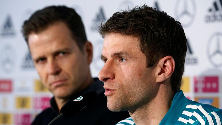 Oliver Bierhoff und  Thomas Müller       -  Oliver Bierhoff würde ein Karriereende von Müller nach dieser Saison bedauern.