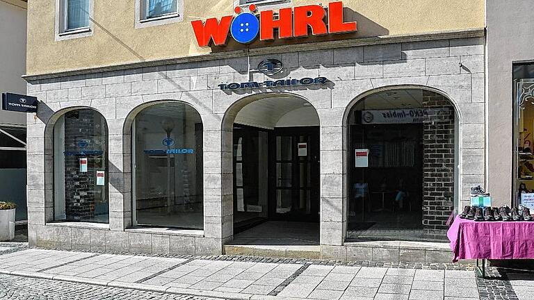 In der Hohnstraße 14 in Bad Neustadt, wo früher Tom Tailor Waren anbot, zieht Mitte des nächsten Jahres die Optiker-Filialkette Fielmann ein. In der Hohnstraße 14 in Bad Neustadt, wo früher Tom Tailor Waren anbot, zieht Mitte des nächsten Jahres die Optiker-Filialkette Fielmann ein.