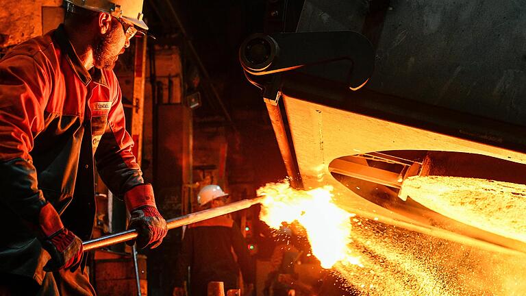 Gut 1500 Grad ist das flüssige Metall heiß, mit dem die Mitarbeiter bei Franken Guss in Kitzingen arbeiten. Schutzkleidung und äußerte Vorsicht ist hier unerlässlich, um Unfälle zu vermeiden - nicht nur am 28. April, dem Welttag für Arbeitssicherheit. Gut 1500 Grad ist das flüssige Metall heiß, mit dem die Mitarbeiter bei Franken Guss in Kitzingen arbeiten. Schutzkleidung und äußerte Vorsicht ist hier unerlässlich, um Unfälle zu vermeiden - nicht nur am 28. April, dem Welttag für Arbeitssicherheit.