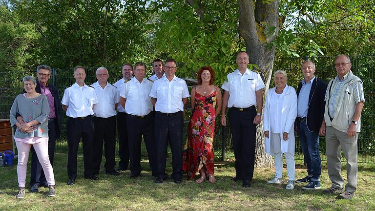 Die Besatzung des Marinetankers 'Spessart' beim Besuch in der St.-Kilian-Schule in Marktheidenfeld (von links): Ex-Kapitän
Wolfgang Schmid mit Ehefrau Renate, Besatzungsmitglieder, die Leiterin der Schule Sybille Herrmann, Kapitän Rolf von Bebern, Gabi und Franz Wolf aus Lohr und Josef Laudenbacher vom Freundeskreis. Die Besatzung des Marinetankers 'Spessart' beim Besuch in der St.-Kilian-Schule in Marktheidenfeld (von links): Ex-Kapitän
Wolfgang Schmid mit Ehefrau Renate, Besatzungsmitglieder, die Leiterin der Schule Sybille Herrmann, Kapitän Rolf von Bebern, Gabi und Franz Wolf aus Lohr und Josef Laudenbacher vom Freundeskreis.