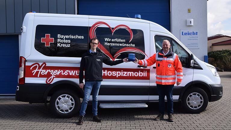 Christoph Graf-Hadry von der Firma Leicht Funktechnik übergibt symbolisch ein Blaulicht für das Herzenswunsch-Hospizmobil an den stellvertretenden BRK-Geschäftsführer Stefan Dietz. Christoph Graf-Hadry von der Firma Leicht Funktechnik übergibt symbolisch ein Blaulicht für das Herzenswunsch-Hospizmobil an den stellvertretenden BRK-Geschäftsführer Stefan Dietz.