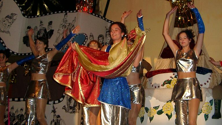 2002 schwebte das Kleid für Faschingsprinzessin Katja Schreiber von der Decke in Bastheim. 2002 schwebte das Kleid für Faschingsprinzessin Katja Schreiber von der Decke in Bastheim.