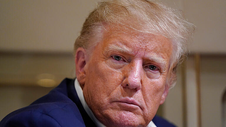 Trump nach eigenen Worten erneut angeklagt.jpeg       -  Muss Donald Trump bald ins Gefängnis? Für seinen Umgang mit strenggeheimen Regierungsdokumenten droht dem Ex-Präsidenten eine Haftstrafe.