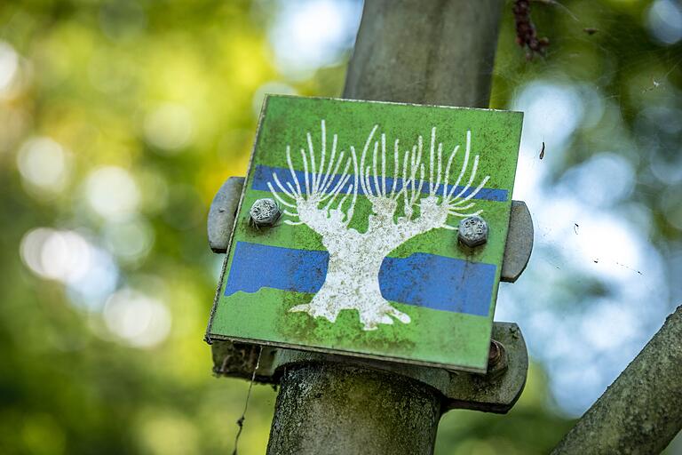 Unterwegs auf der 6,8-Kilometer langen Wander-Runde 'Verwunschen verwunschen' zwischen Schwebheim und Grafenrheinfeld: das Tourenlogo. Unterwegs auf der 6,8-Kilometer langen Wander-Runde 'Verwunschen verwunschen' zwischen Schwebheim und Grafenrheinfeld: das Tourenlogo.