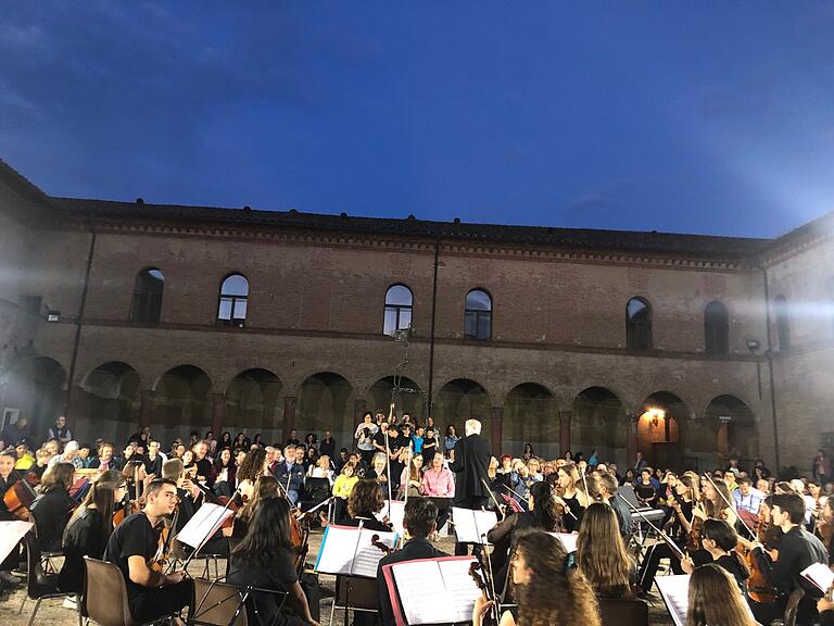Das Konzert 'La magia della musica' in Bentivoglio, im Innenhof des alten Schlosses. Das Konzert 'La magia della musica' in Bentivoglio, im Innenhof des alten Schlosses.